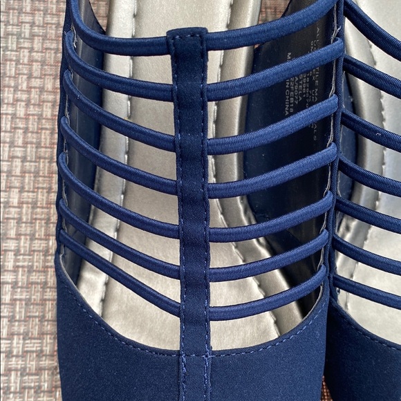 Jaclyn Smith Comfy Midnight Blue Sandals with Cage Design - Picture 8 of 8